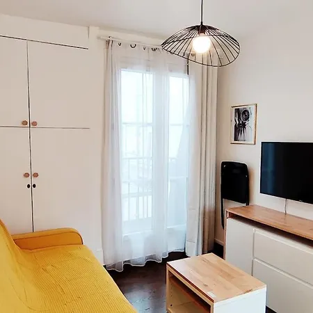 Charming Studio With Balcony Next To St Martin Canal *